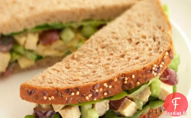 Salade De Poulet Au Curry Avec Sandwichs Aux Raisins