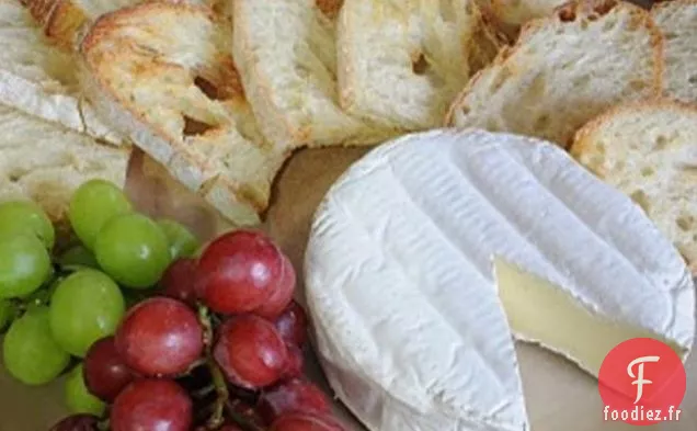 Brie Servi Avec Crostini Et Raisins