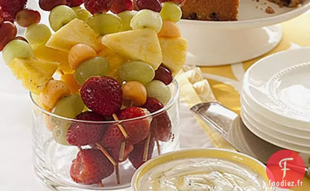 Brochettes de Fruits avec Trempette au Miel et au Yogourt