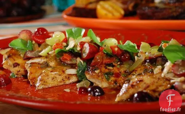 Salade de Poulet Grillé avec Glaçage aux Abricots, Vinaigrette Maison à la Moutarde et Salade de Raisins