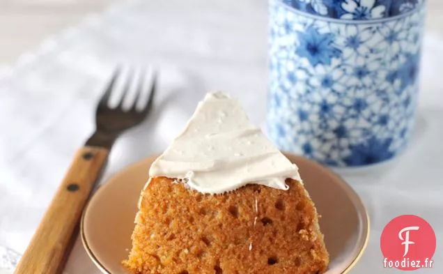 Gâteau Aux Épices Aux Pommes Avec Garniture À La Crème Fouettée