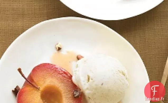 Pommes Rôties À La Cannelle Avec Pacanes Et Crème Glacée