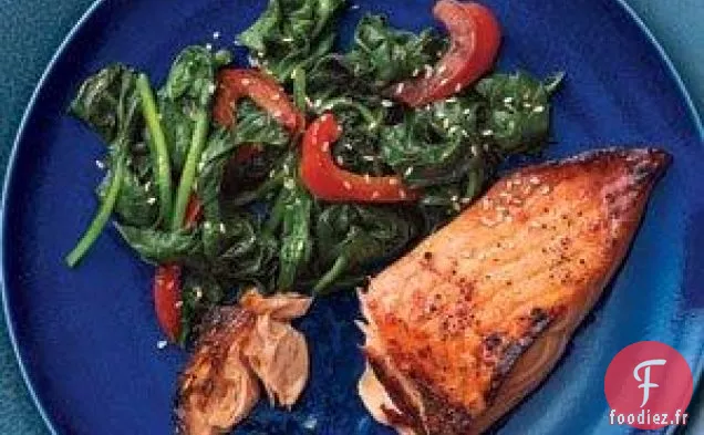 Saumon Glacé Au Miel Et Au Soja Avec Épinards Et Poivrons