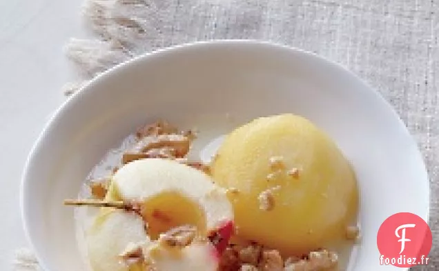 Pommes Pochées À La Cannelle Aux Noix Grillées