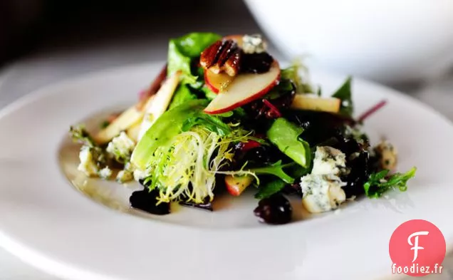 Salade de Pommes, Pacanes et Fromage Bleu aux Cerises Séchées