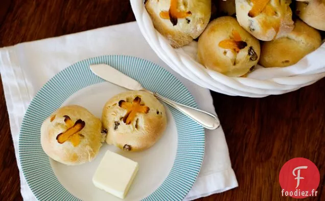 Brioches Croisées Chaudes aux Abricots et Raisins Secs