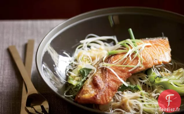 Saumon Asiatique Croquant avec Bok Choy et Nouilles de Riz