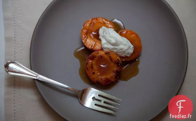 Abricots Grillés À La Ricotta Fouettée, Basilic Et Vinaigre De Xérès