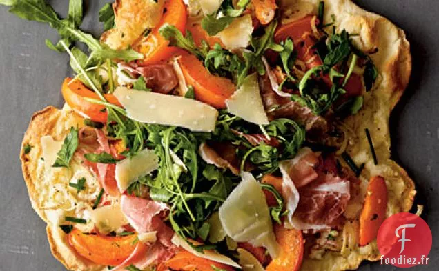 Pizza à Croûte Mince aux Abricots et au Prosciutto