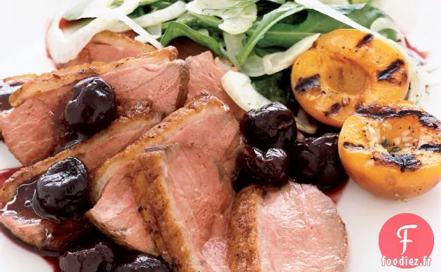 Magret de Canard Sauce Cerise Fraîche et Abricots Grillés