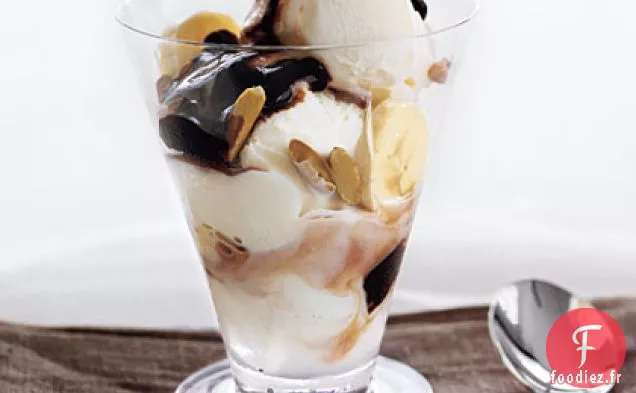Sundae au Yogourt Glacé avec Bananes et Sauce au Chocolat