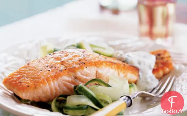 Saumon avec Salade de Concombre et Sauce à l'Aneth