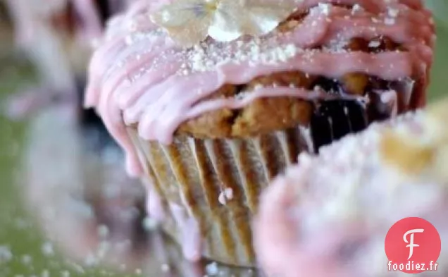 Muffins À La Banane Et Aux Mûres Avec Un Filet De Grenade Rose