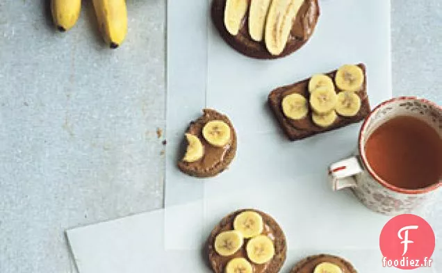 Beurre D'Amande Et Bananes Aux Doigts Sur Pain Aux Fruits