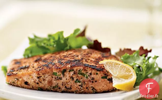 Saumon en Croûte d'Herbes avec Salade de Légumes Verts Mélangés