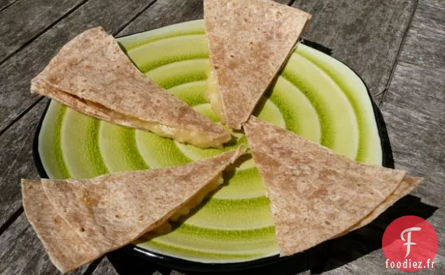 Conseils de grignotage santé de la fille Snack et quesadilla à la banane