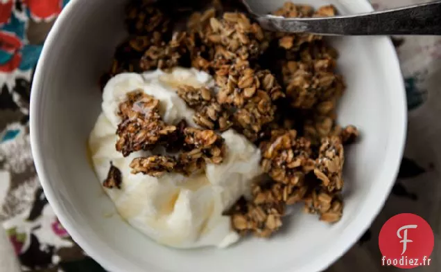 Granola banane-noix rôti