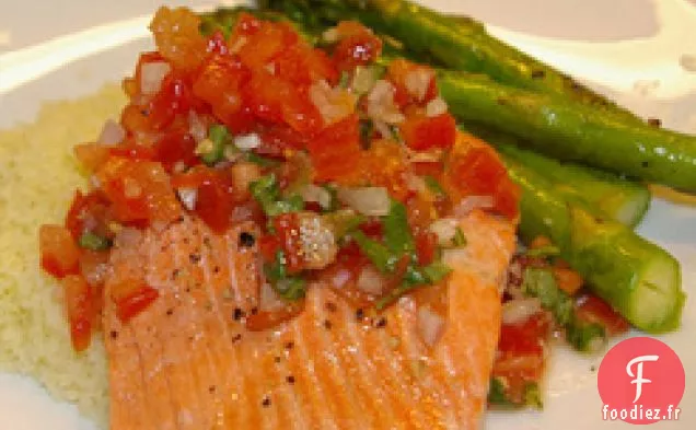 Saumon Poché Avec Salsa Tomate-basilic