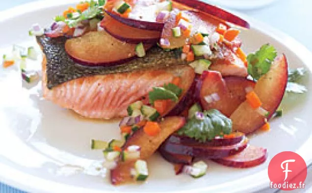 Saumon Poêlé Avec Salade De Prunes Et de concombres