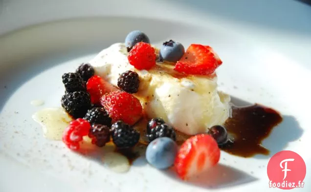 Burrata Aux Baies De Jardin Et Sauvages, Miel, Balsamique Et G Frais