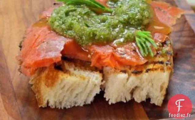 Gravlox Séché À L'Épinette Avec Crostini Au Pesto D'Épinette