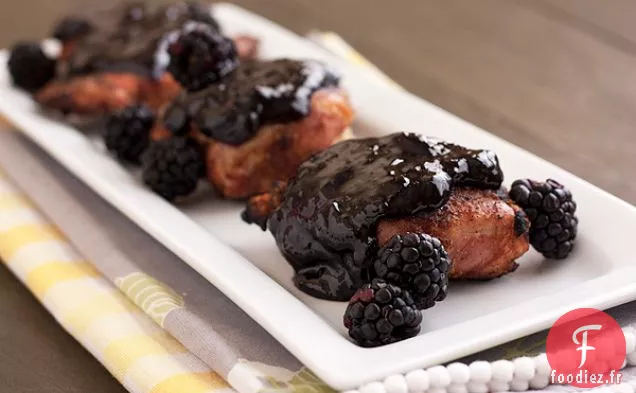 Cuisses De Poulet Grillées Aux Cinq épices Avec Glaçage Aux Mûres