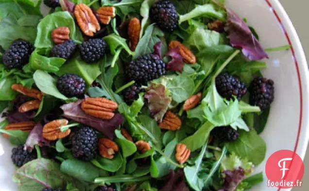 Légumes Verts Mélangés Aux Mûres Et Pacanes Au Champagne V