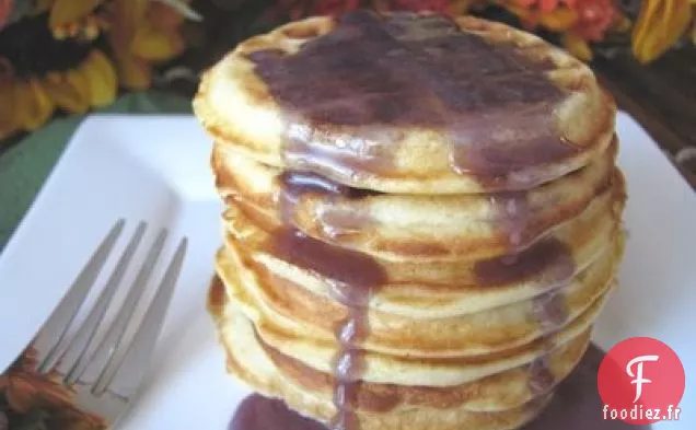 Crêpes Gaufrées Au Dollar Argenté Avec Sirop De Babeurre Aux Mûres