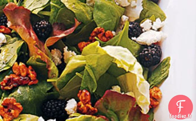 Salade De Légumes Verts Mélangés Avec Des Noix Sucrées, Des Mûres Et De La Feta