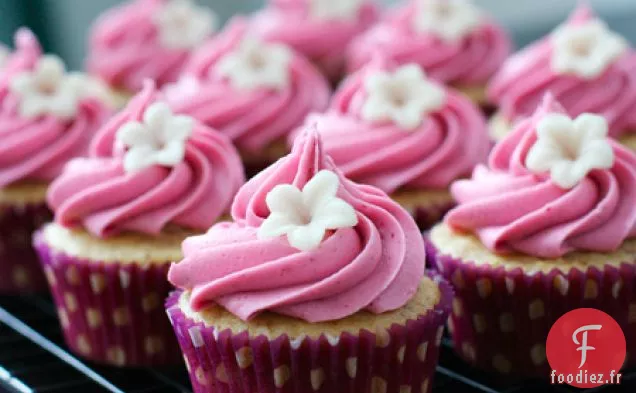 Cupcakes À La Vanille Et Aux Amandes Avec Crème Au Beurre Aux Mûres