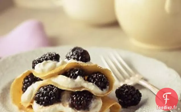 Crêpes À La Semoule De Maïs Avec Fromage Au Babeurre Frais Et Mûres