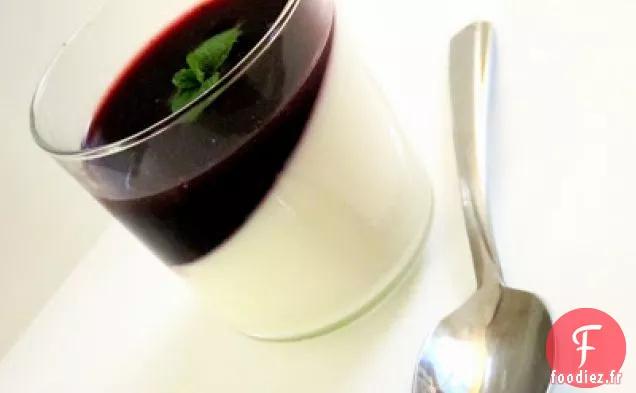 Panna Cotta De Yogourt Aux Gousses De Vanille Et Coulis De Mûres