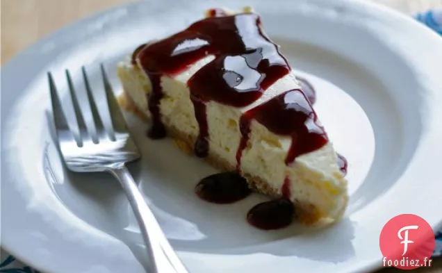 Gâteau Au Fromage De Base De New York Avec Sirop De Mûre