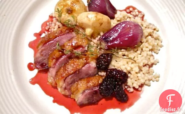 Canard Croustillant aux Mûres Gastriques, Oignons Perlés Rôtis et Couscous Israéliens