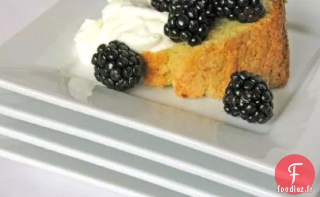 Gâteau À La Semoule De Maïs Sucrée Aux Baies Et À La Crème