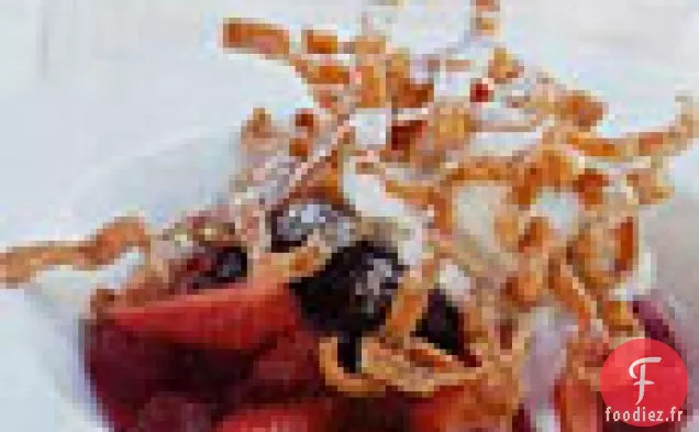 Compote de Baies avec Lanières de Won Ton Croustillantes et Glace à la Vanille