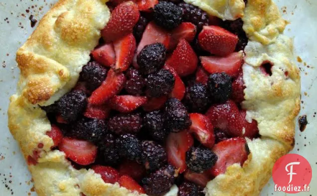 Crostata De Baies Mélangées À La Crème De Ricotta Au Citron Et Au Miel