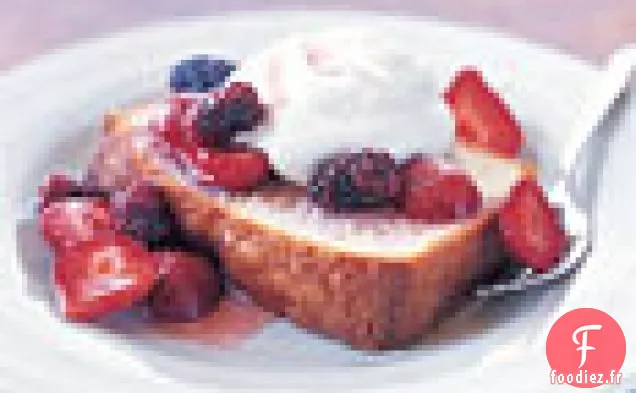 Gâteau au Citron avec des Baies et de la Crème Fouettée
