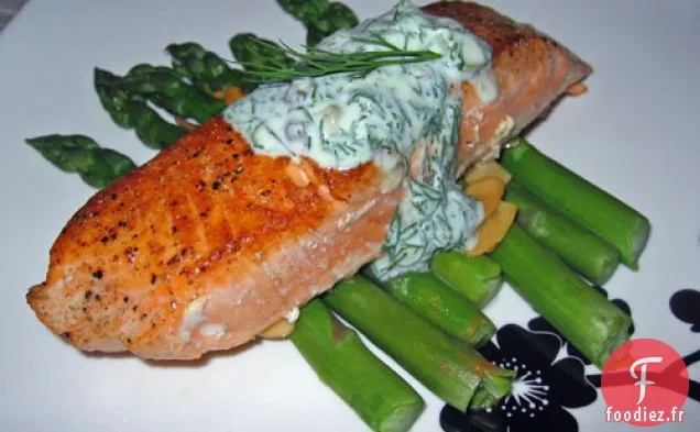 Saumon Poêlé À La Sauce À La Crème Sure À L'Aneth