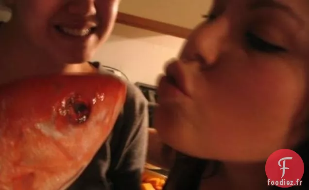 Poisson Entier En Croûte De Sel Avec Des Oranges Sanguines