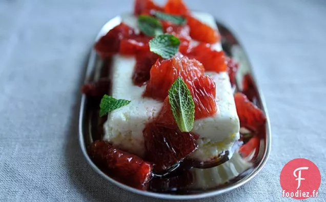 Couches De Ricotta, De Feta Et De Menthe Avec Des Oranges Sanguines Miellées