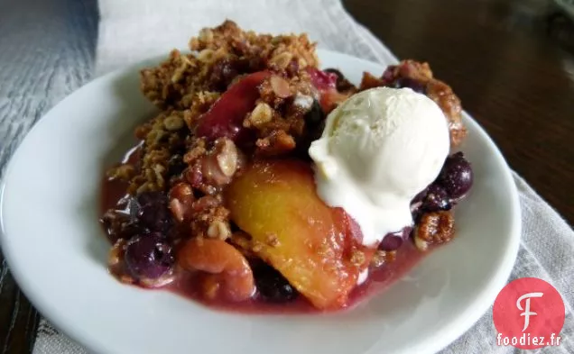 Croustillant À La Pêche Et Aux Myrtilles