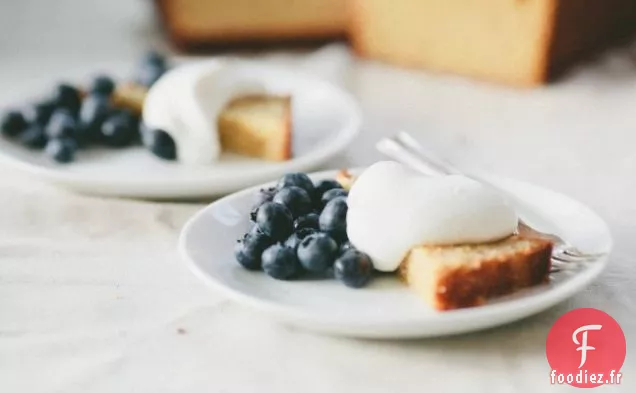 Gâteau À La Semoule De Maïs Aux Bleuets Et Crème Fouettée À L'Érable