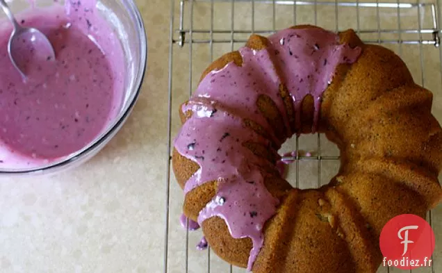 Gâteau Aux Graines De Pavot Avec Glaçage Aux Myrtilles