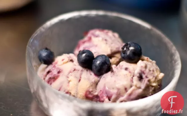 Gelato Au Thé Noir Avec Tourbillon De Myrtilles