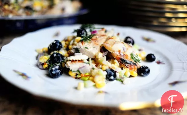 Salade de Poulet Grillé avec Feta, Maïs Frais et Myrtilles