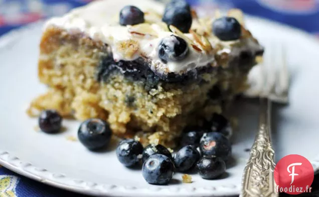 Gâteau Aux Bananes Aux Myrtilles Avec Glaçage Au Fromage À La Crème