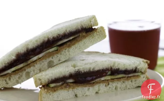 Croquant Au Beurre D'Arachide Et À La Gelée Avec Limonade Aux Myrtilles