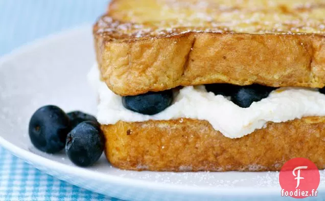Sandwichs De Pain Perdu Farcis Aux Myrtilles Et À La Ricotta