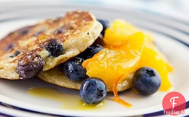 Crêpes Aux Myrtilles Et À La Noix De Coco Aux Oranges Sirupeuses